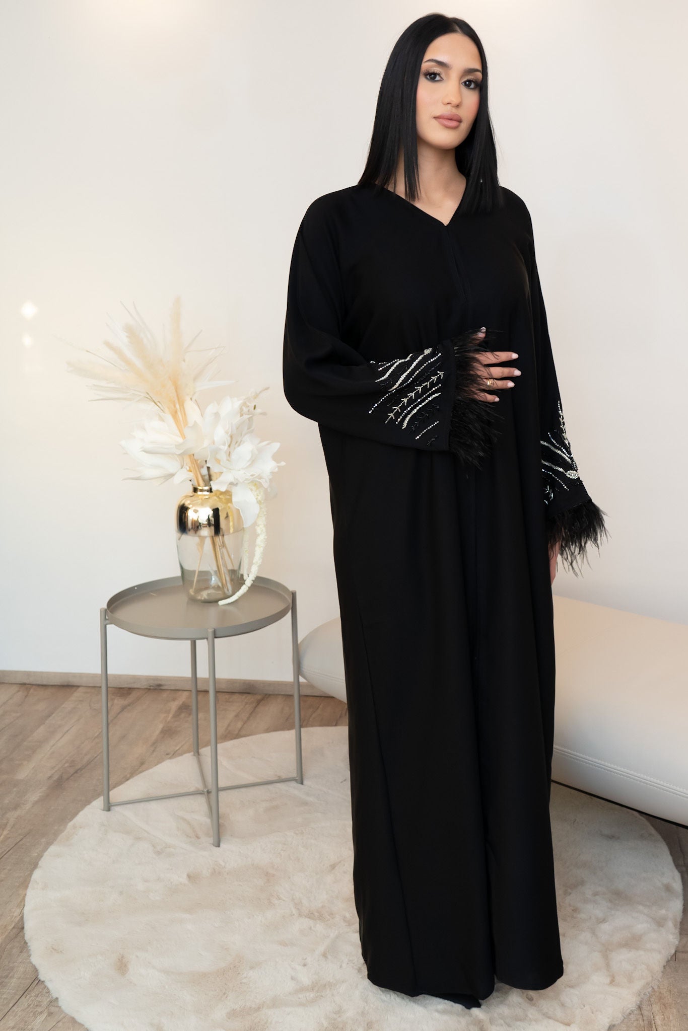 Glamouröse Abaya mit Steinen und Federn