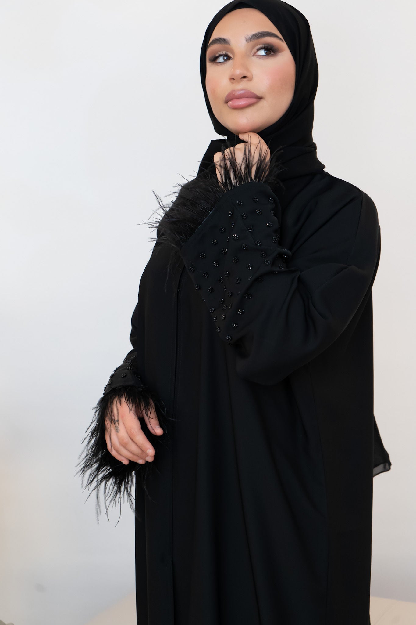 Abaya mit schwarzen Perlen und Federn