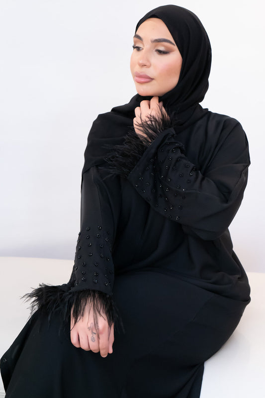 Abaya mit schwarzen Perlen und Federn