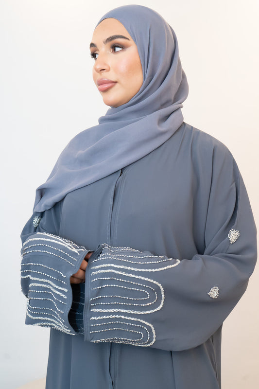 Stylische blaue Abaya mit Regenbogenmuster