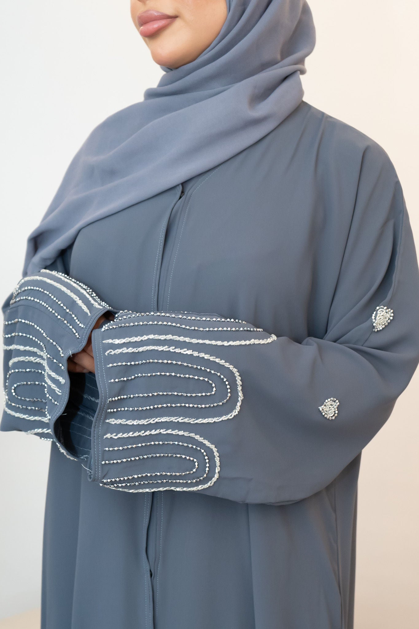 Stylische blaue Abaya mit Regenbogenmuster