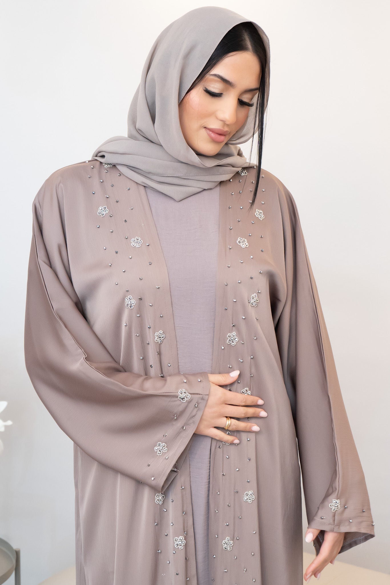 Abaya in rose mit Stickerein und Unterkleid