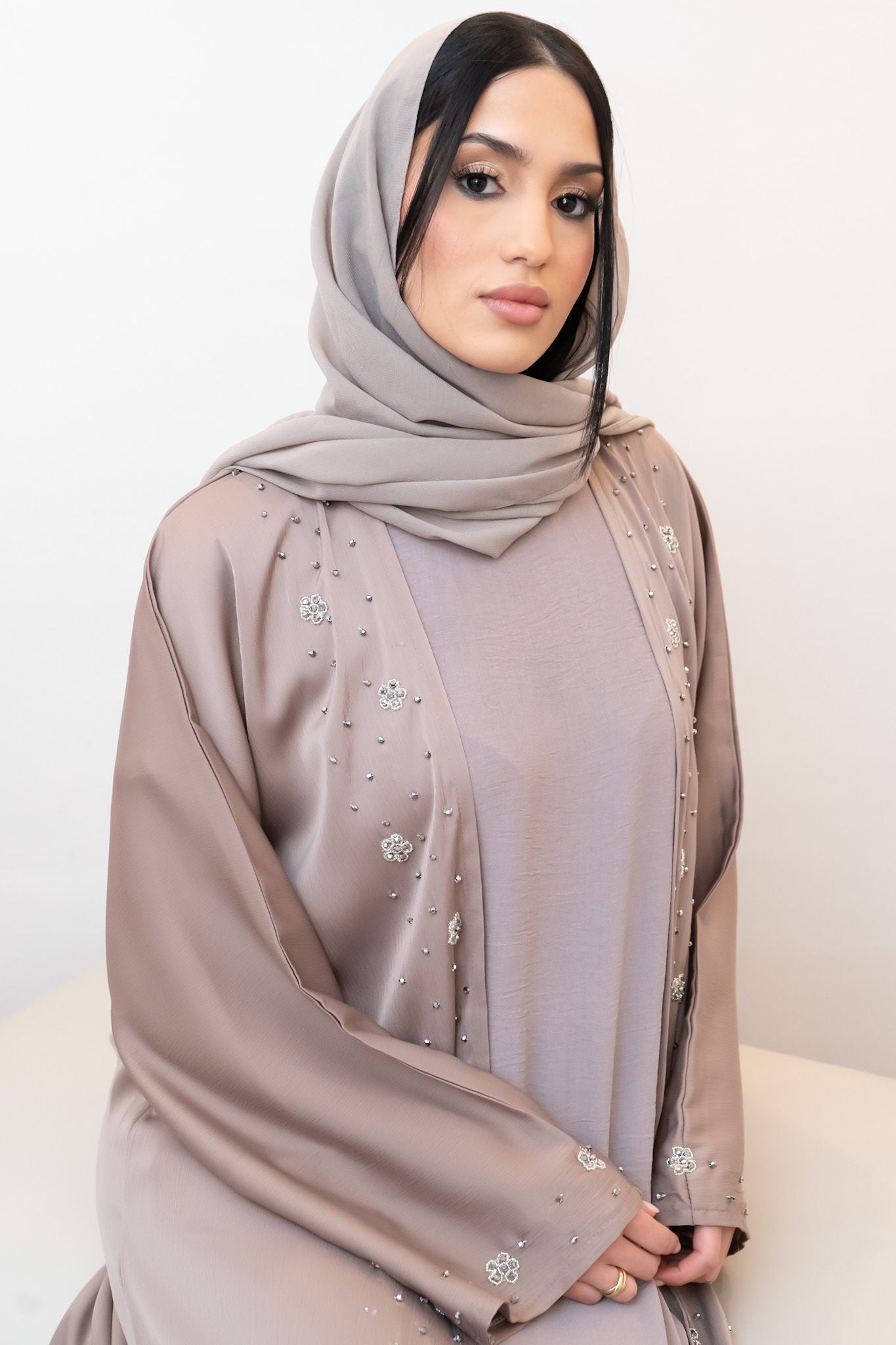 Abaya in rose mit Stickerein und Unterkleid