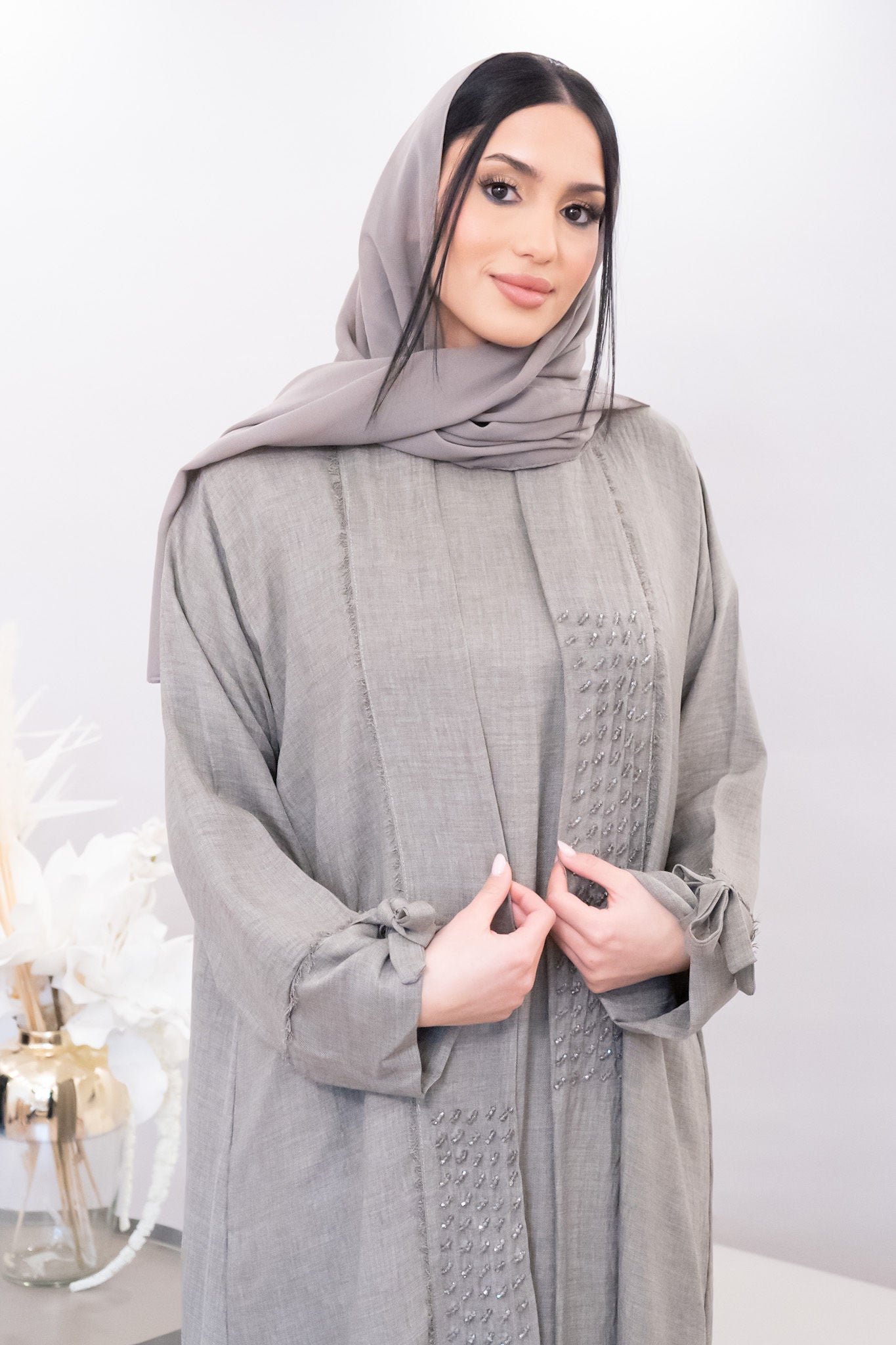 Abaya Taupe mit Unterkleid mit Leinenoptik - 4-teiliges Set
