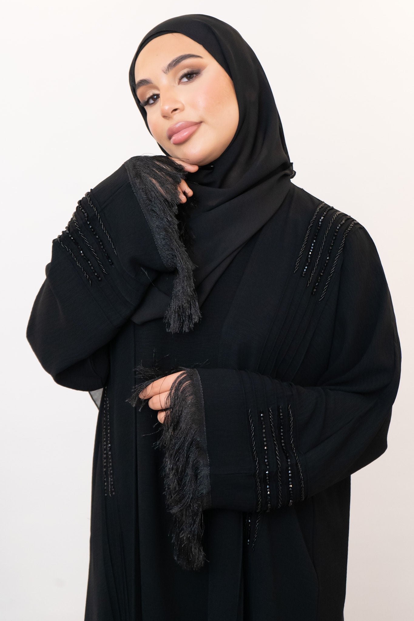 Schwarze Abaya mit Stickereien und Fransen