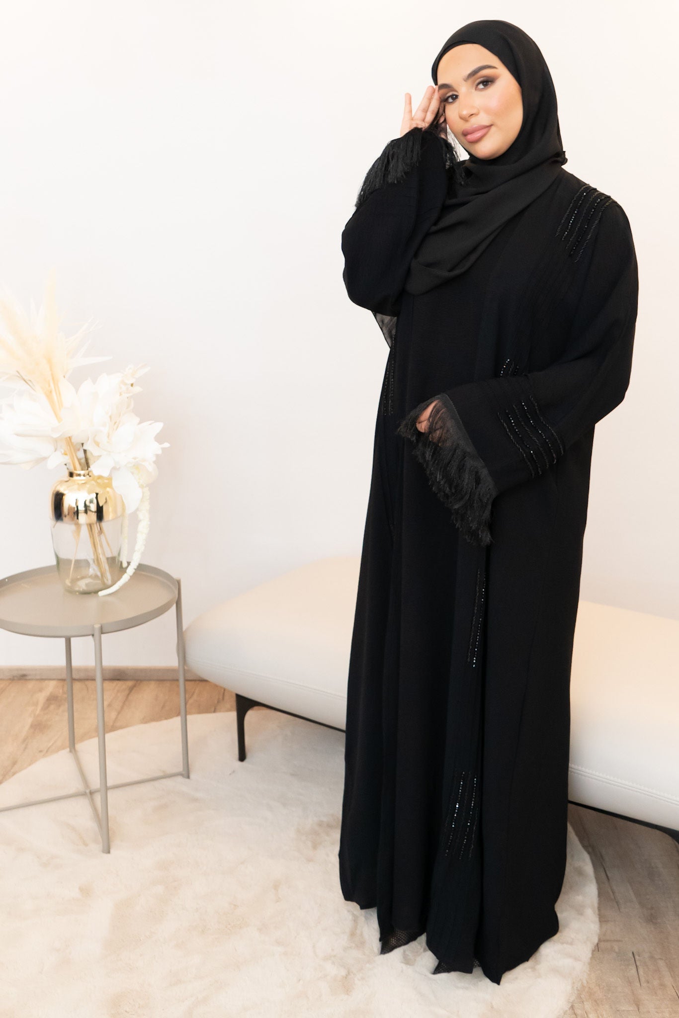 Schwarze Abaya mit Stickereien und Fransen
