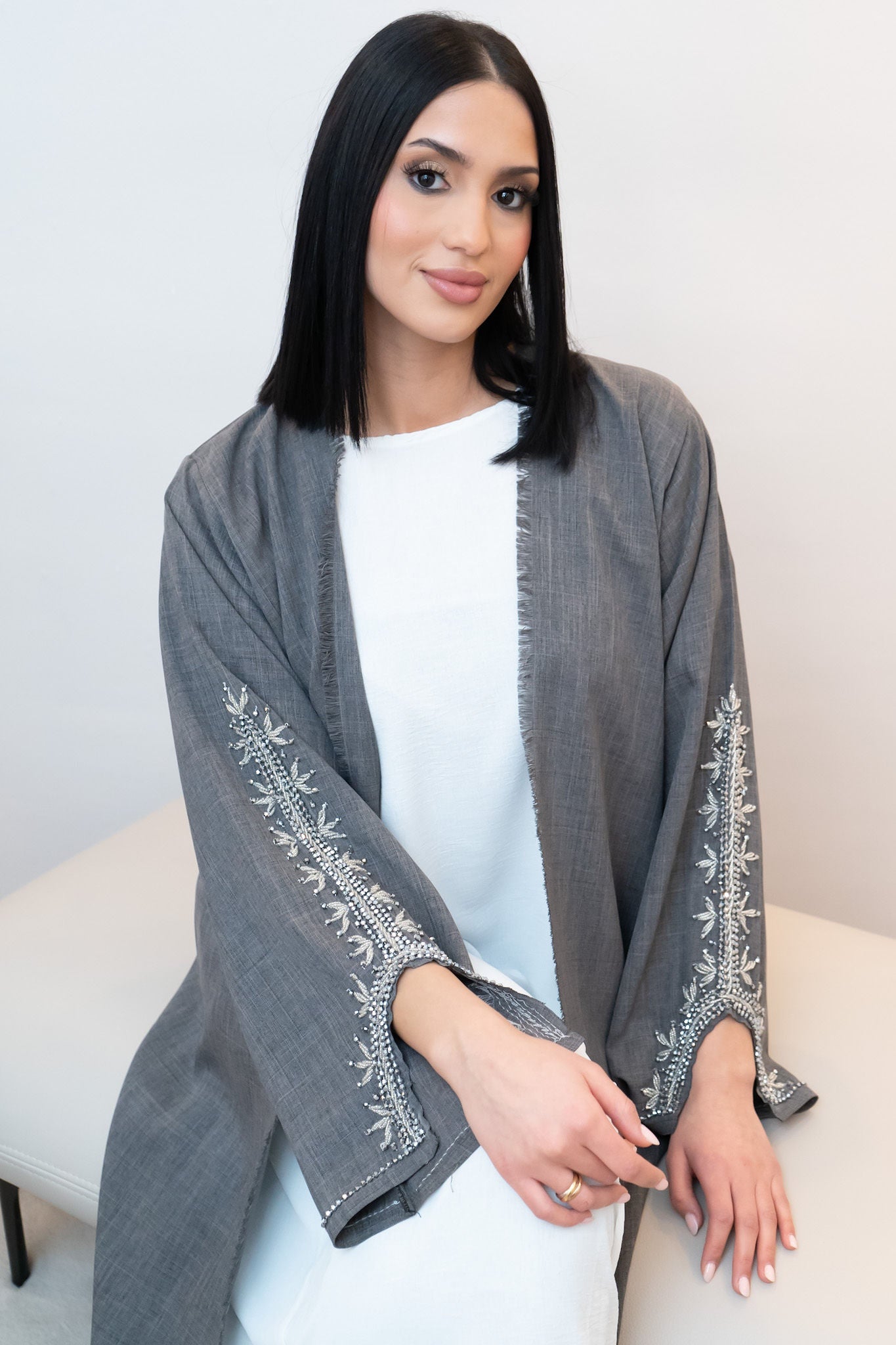 Elegante Abaya mit grauem Kimono und weißem Unterkleid