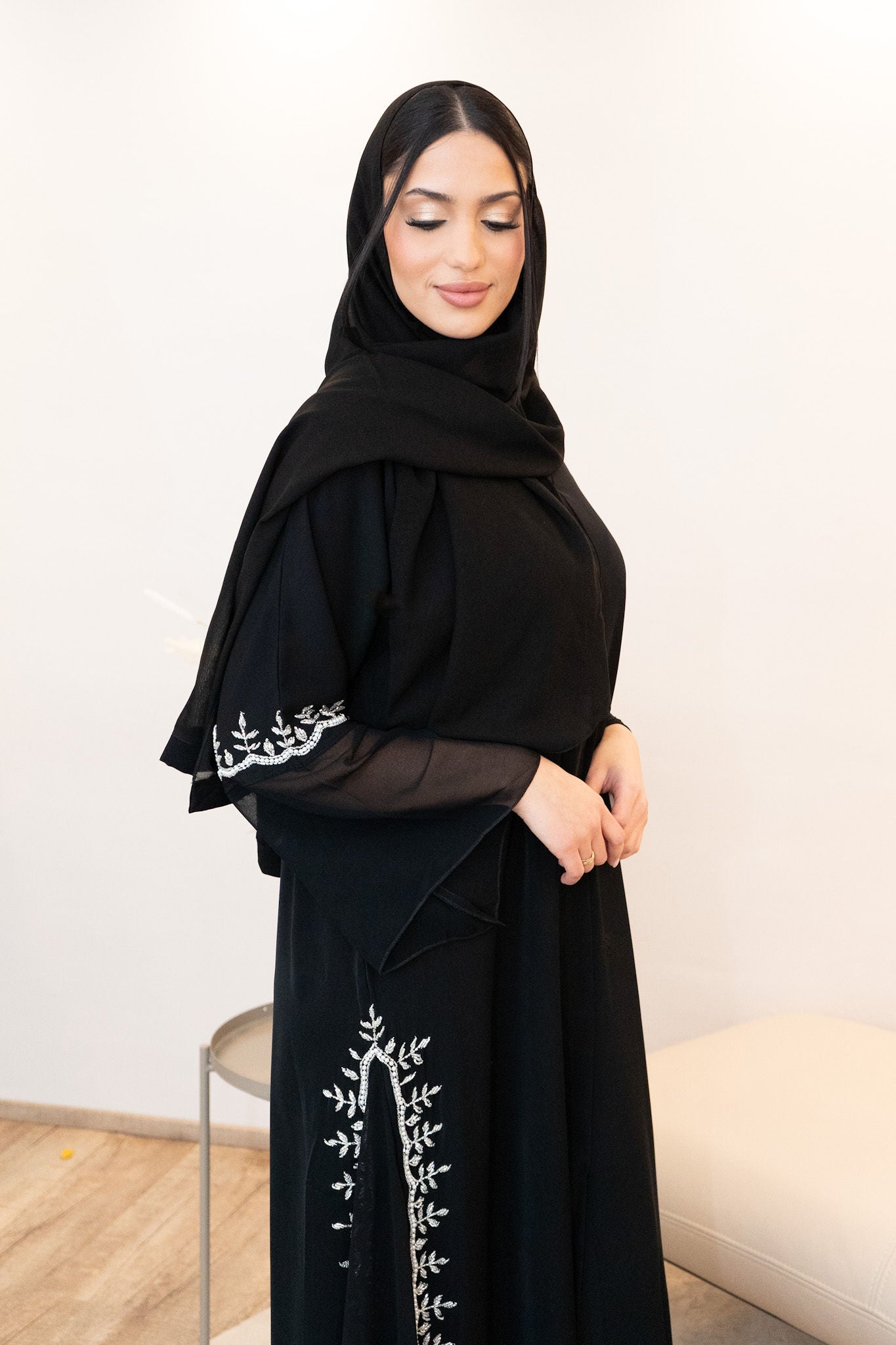 Elegante Abaya mit Tüll-Details und Steinverzierungen