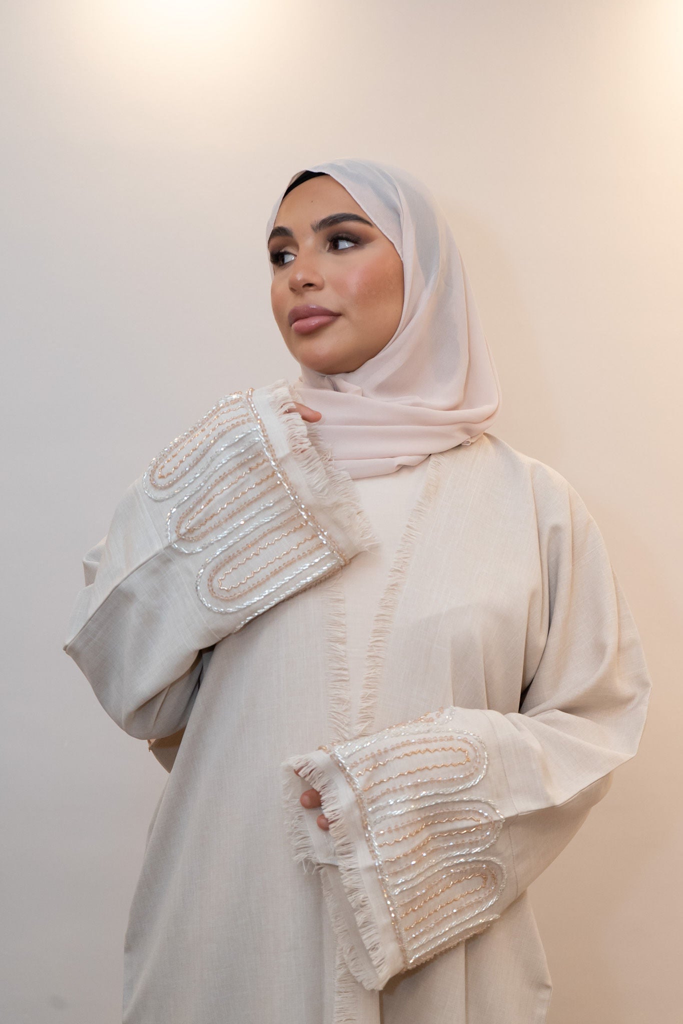 Elegante Abaya in zartrosa mit passendem Unterkleid.
