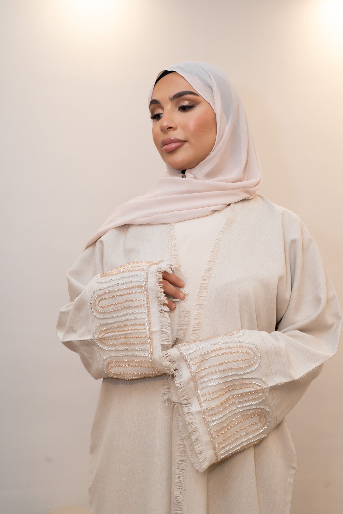 Elegante Abaya in zartrosa mit passendem Unterkleid.