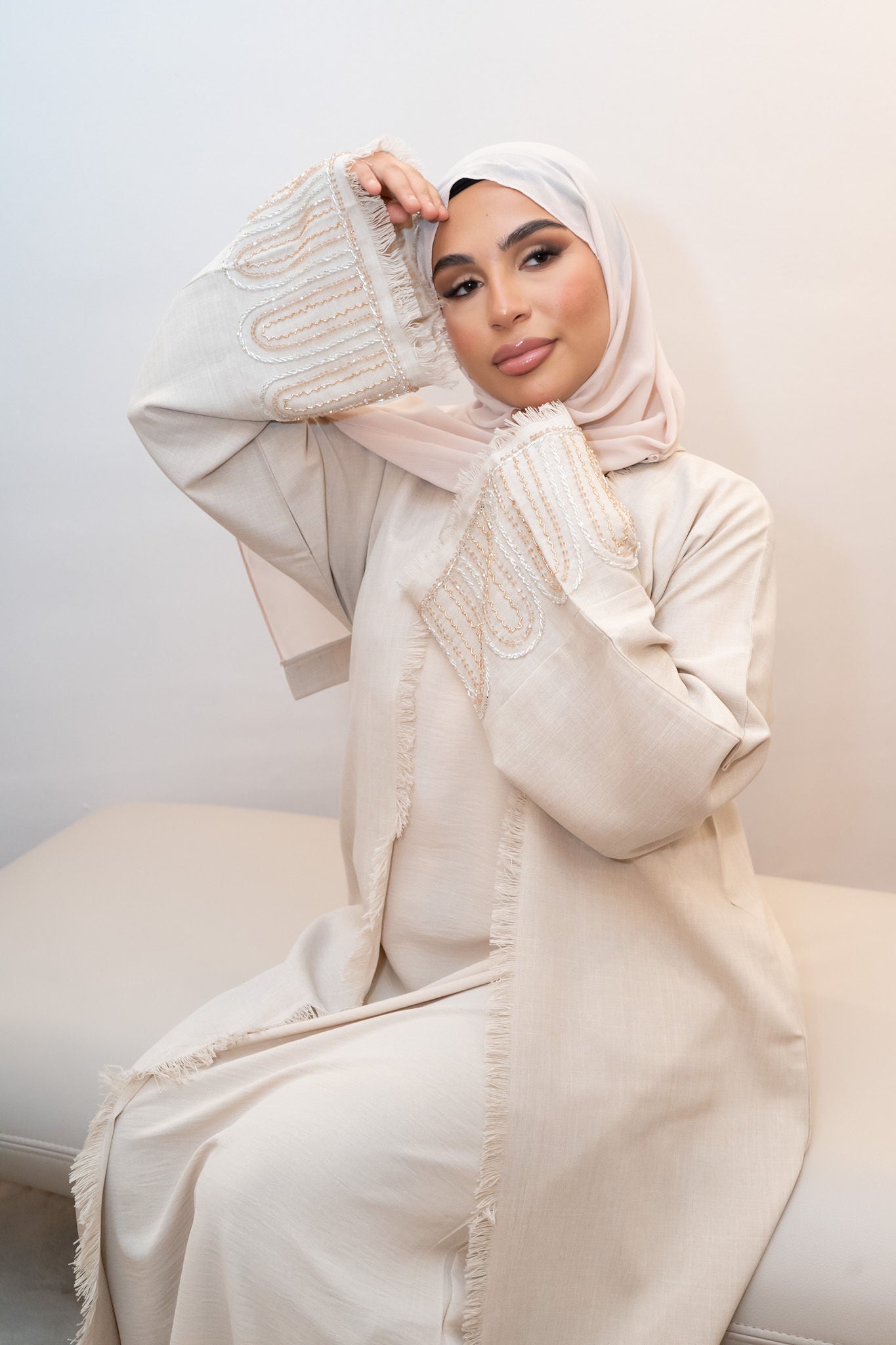 Elegante Abaya in zartrosa mit passendem Unterkleid.