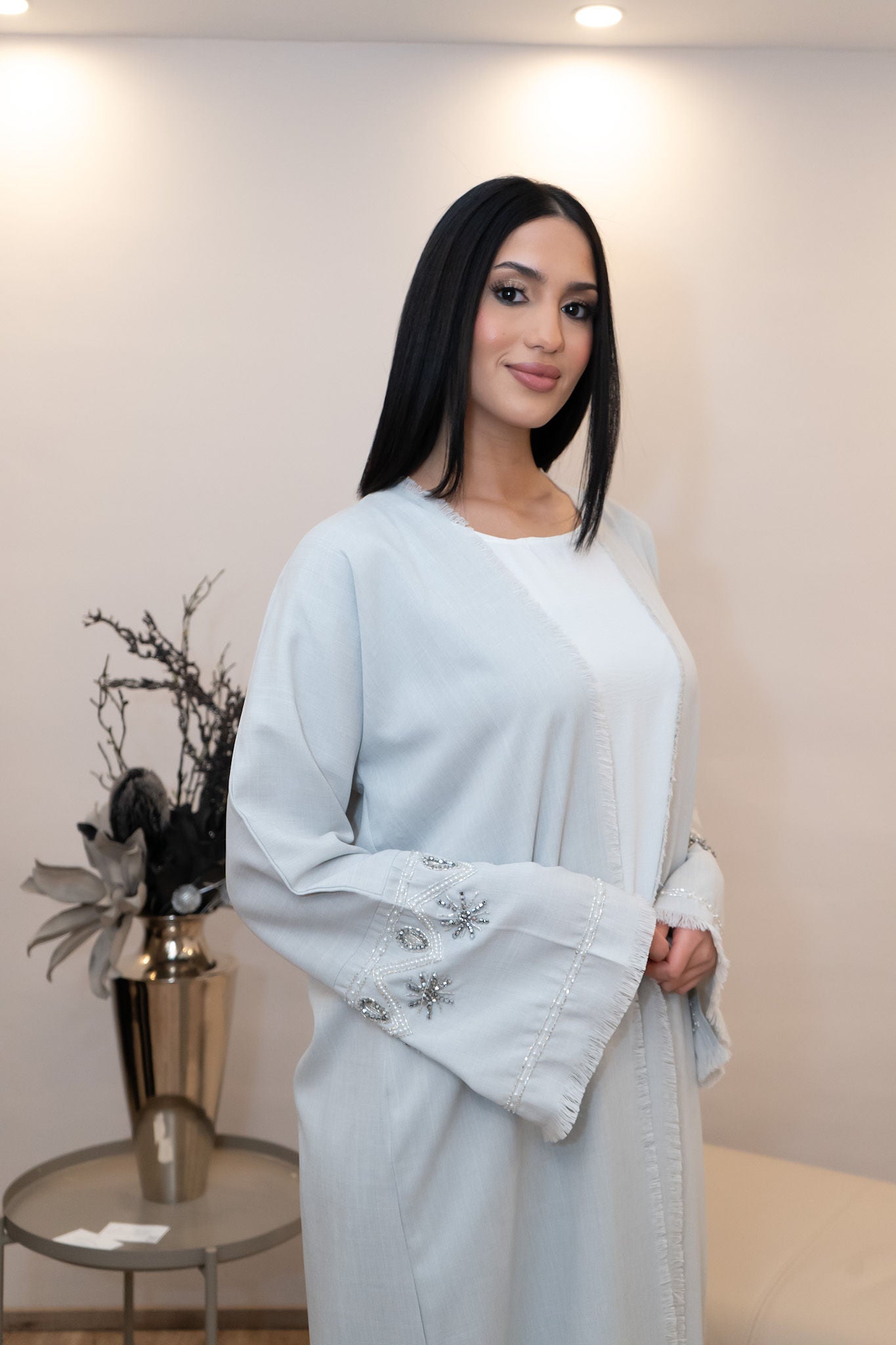 Pastellblaue Abaya mit Stickereien, Fransen und weißem Unterkleid