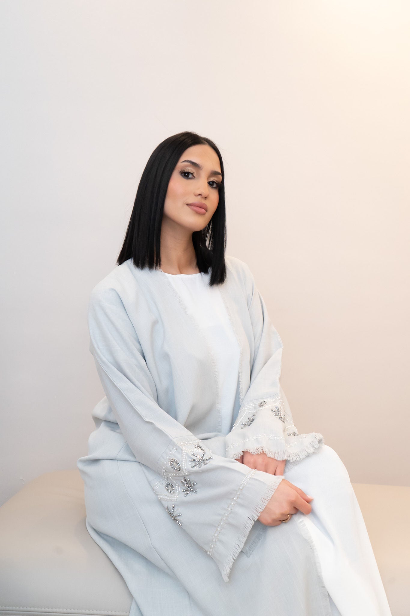 Pastellblaue Abaya mit Stickereien, Fransen und weißem Unterkleid