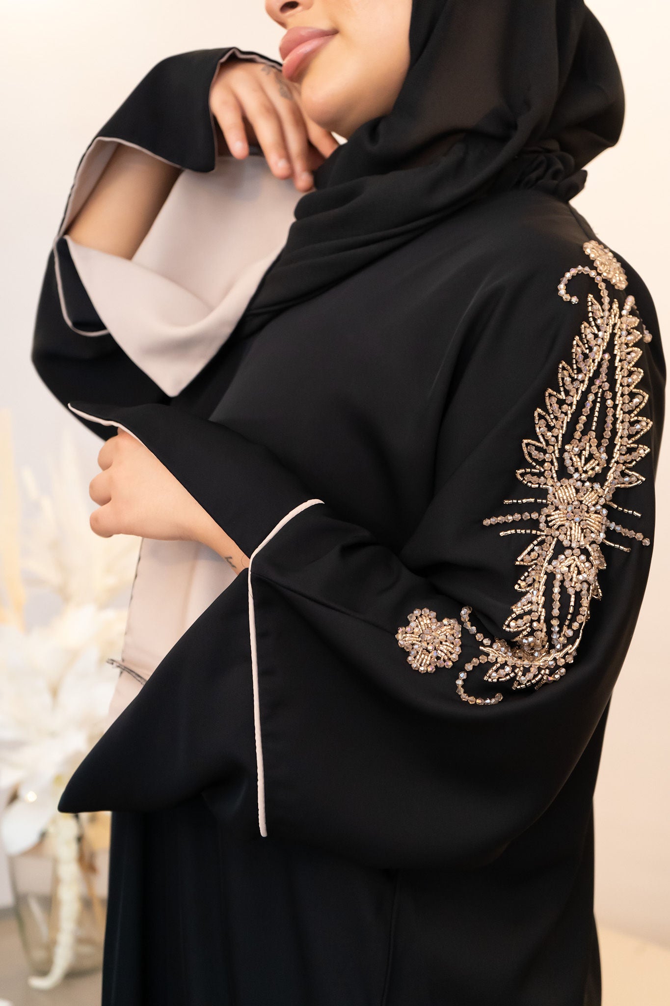 Elegante schwarze Abaya mit roséfarbenen Stickereien