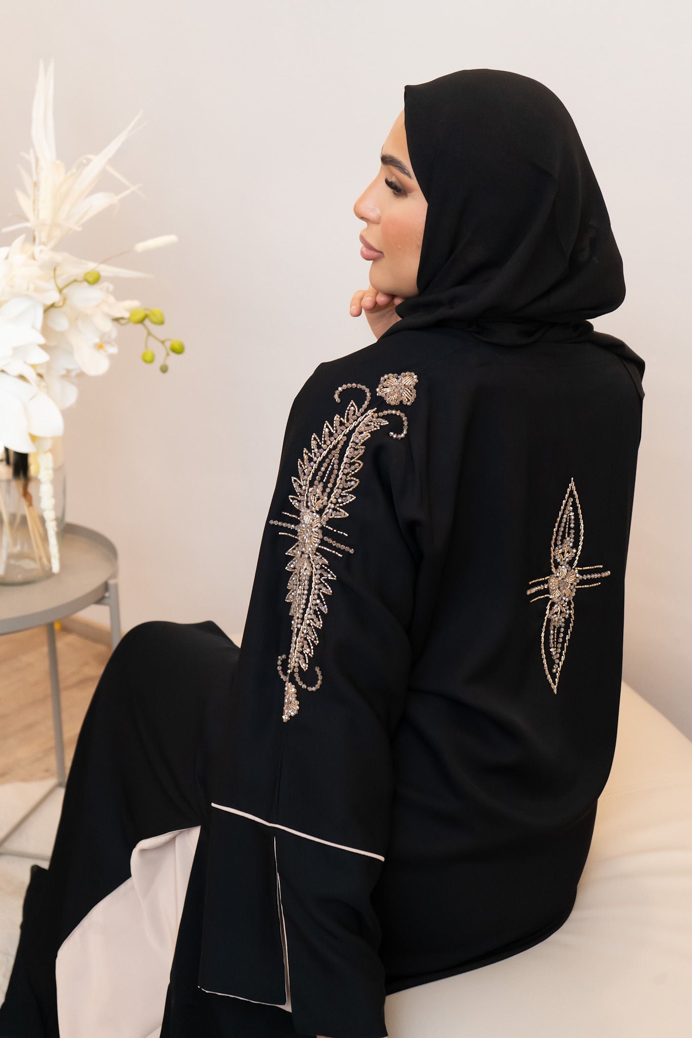 Elegante schwarze Abaya mit roséfarbenen Stickereien