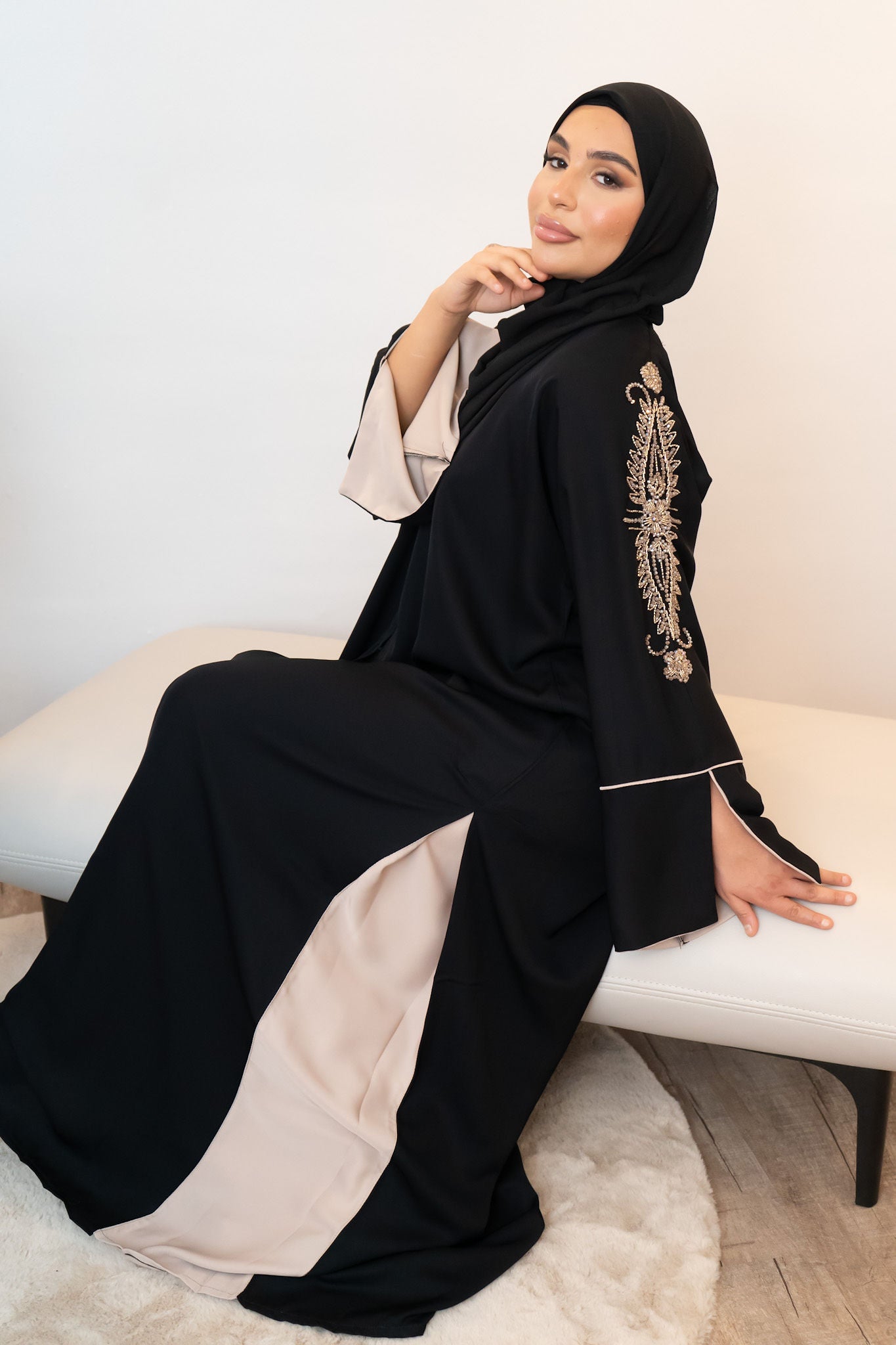 Elegante schwarze Abaya mit roséfarbenen Stickereien