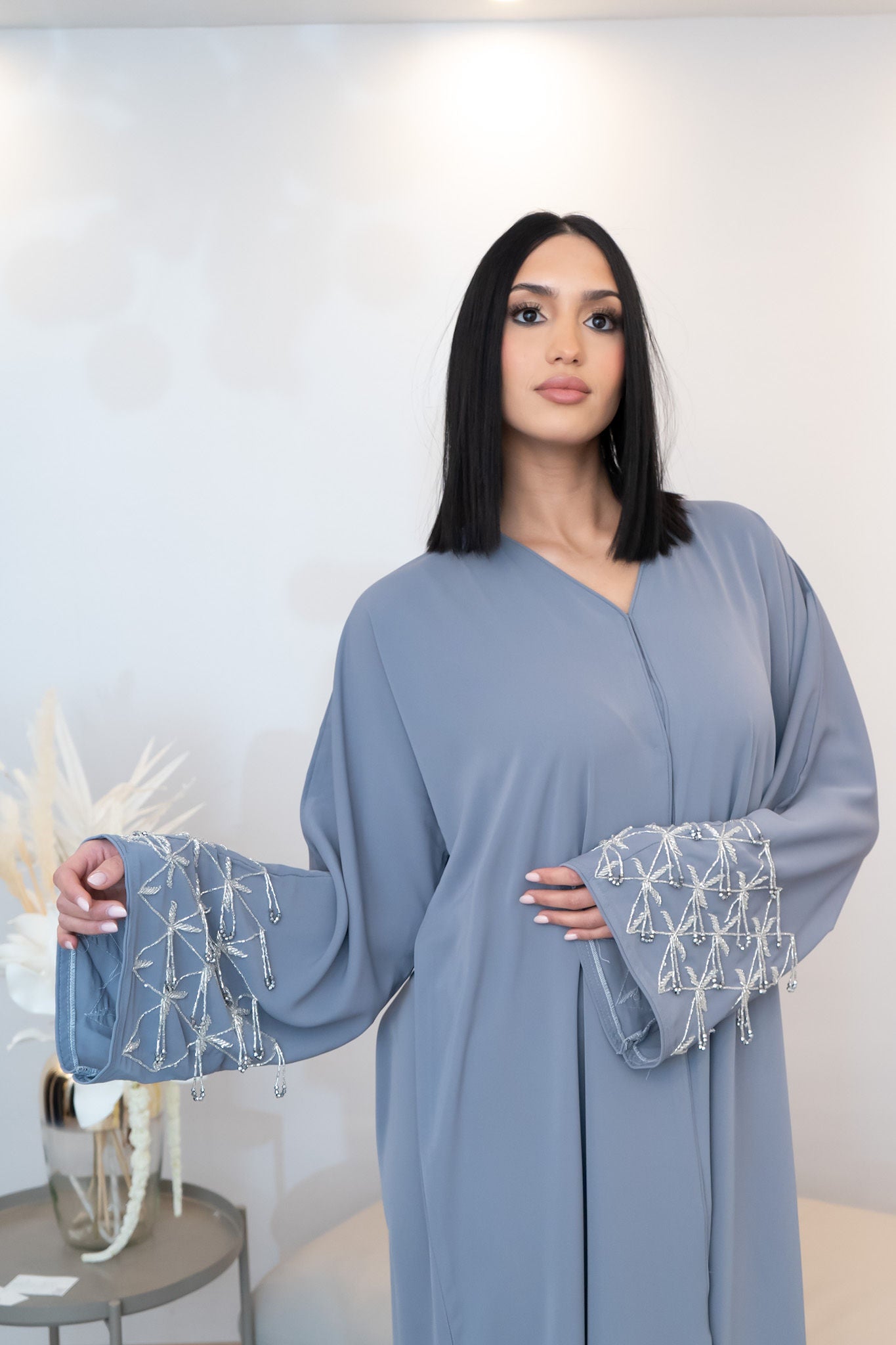 Elegante blaugraue Abaya mit hängenden silbernen Steinen