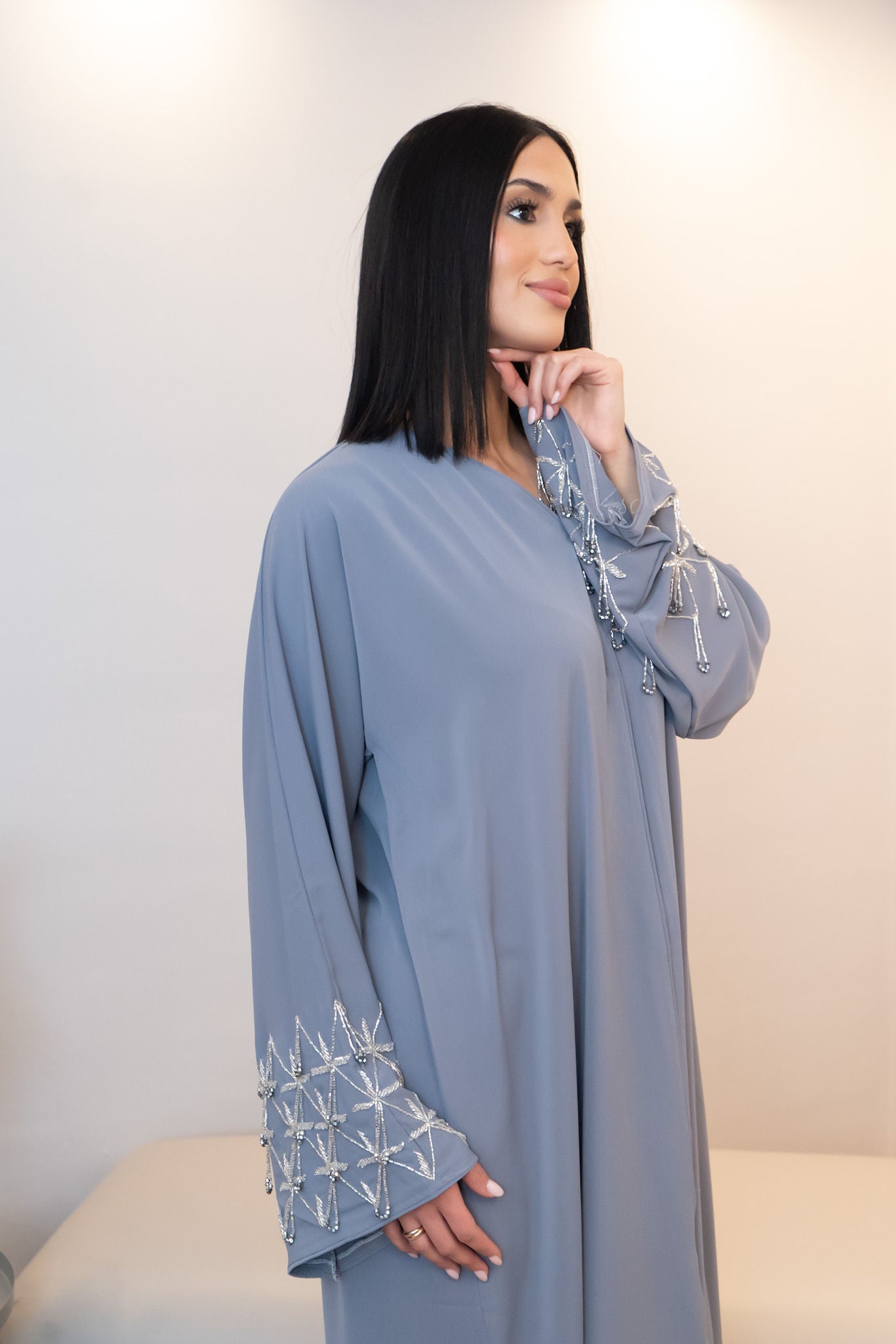 Elegante blaugraue Abaya mit hängenden silbernen Steinen