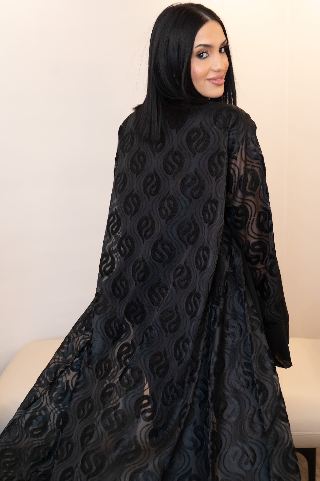 Elegante schwarze Kimono-Abaya mit samt Bestickungen
