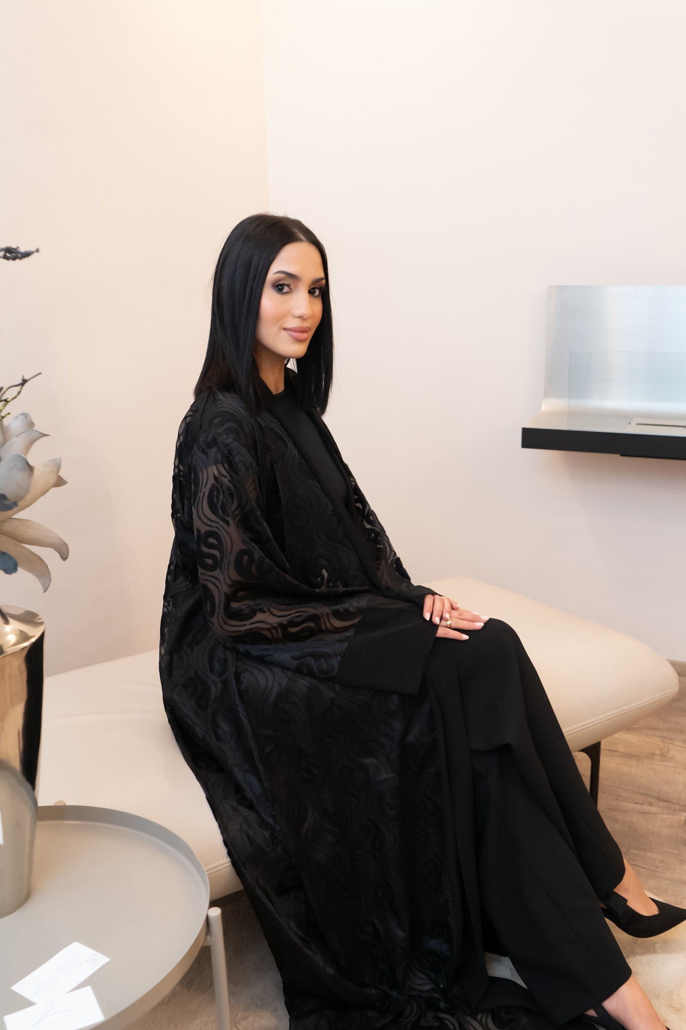 Elegante schwarze Kimono-Abaya mit samt Bestickungen