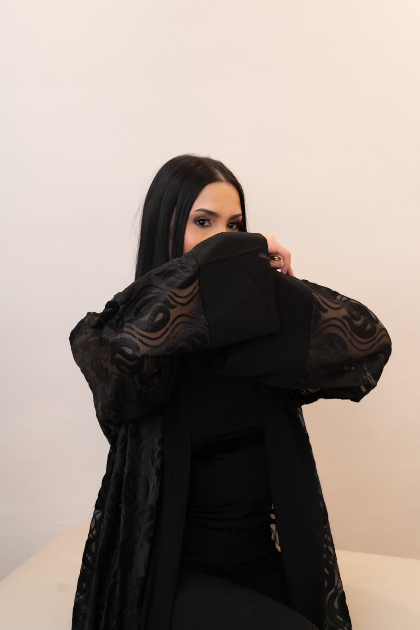 Elegante schwarze Kimono-Abaya mit samt Bestickungen