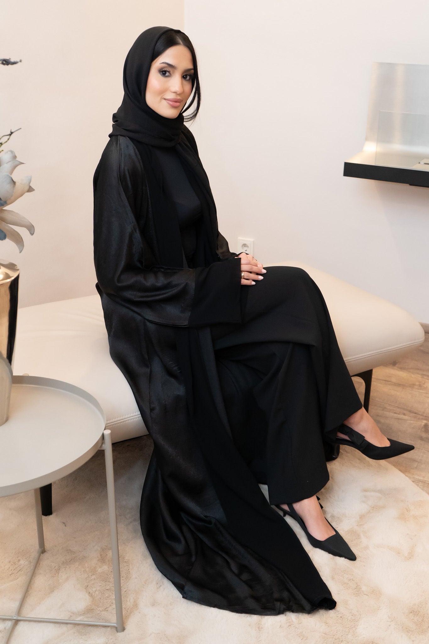 Schwarze Kimono-Abaya aus schimmerndem Stoff