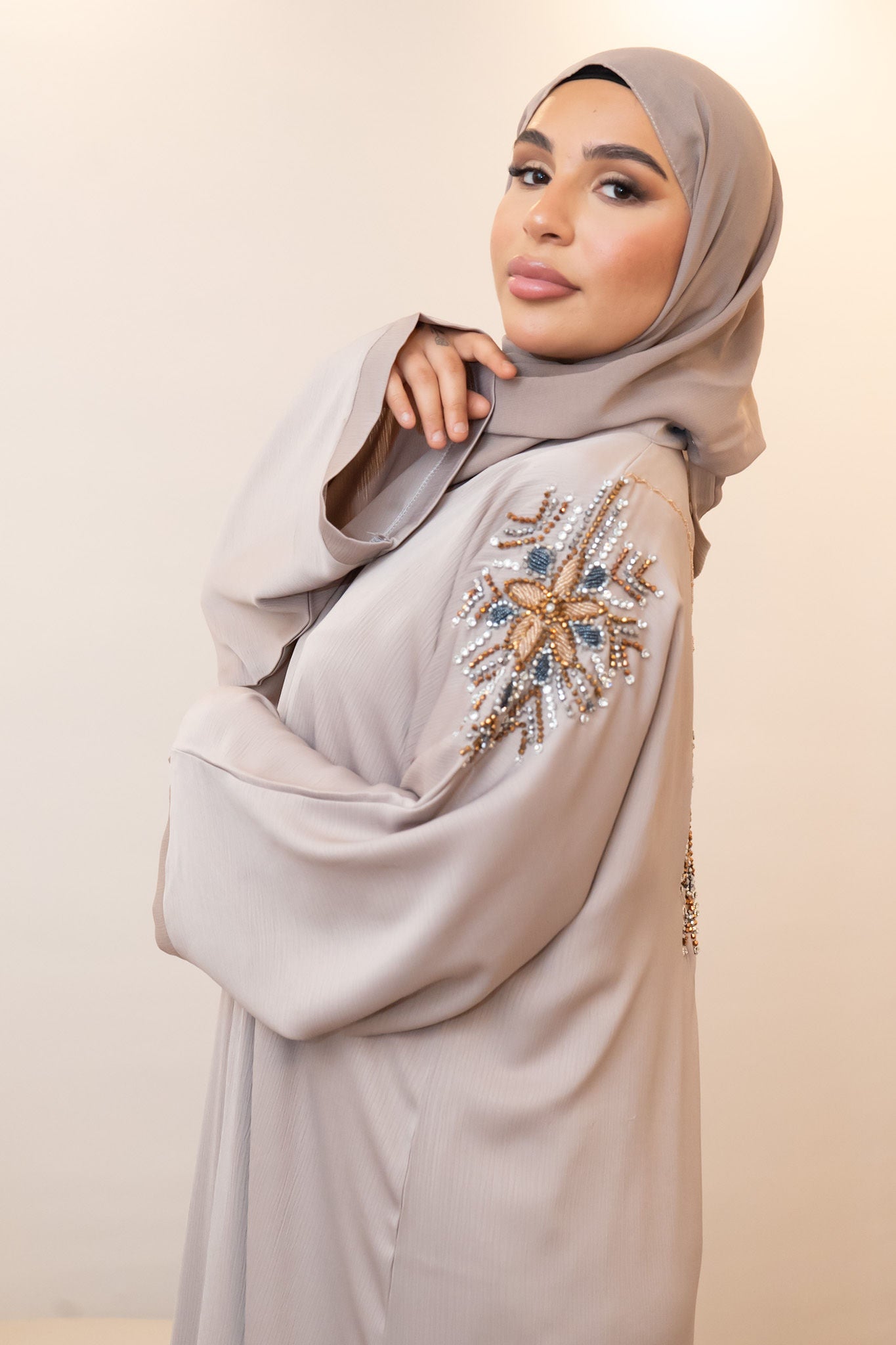 Glamouröse Flieder Abaya mit Steinverzierungen