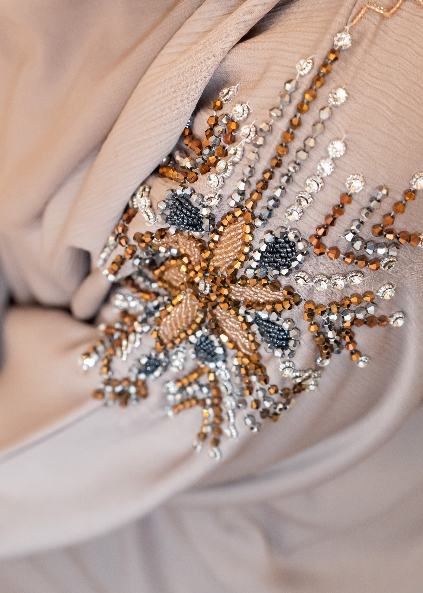 Glamouröse Flieder Abaya mit Steinverzierungen