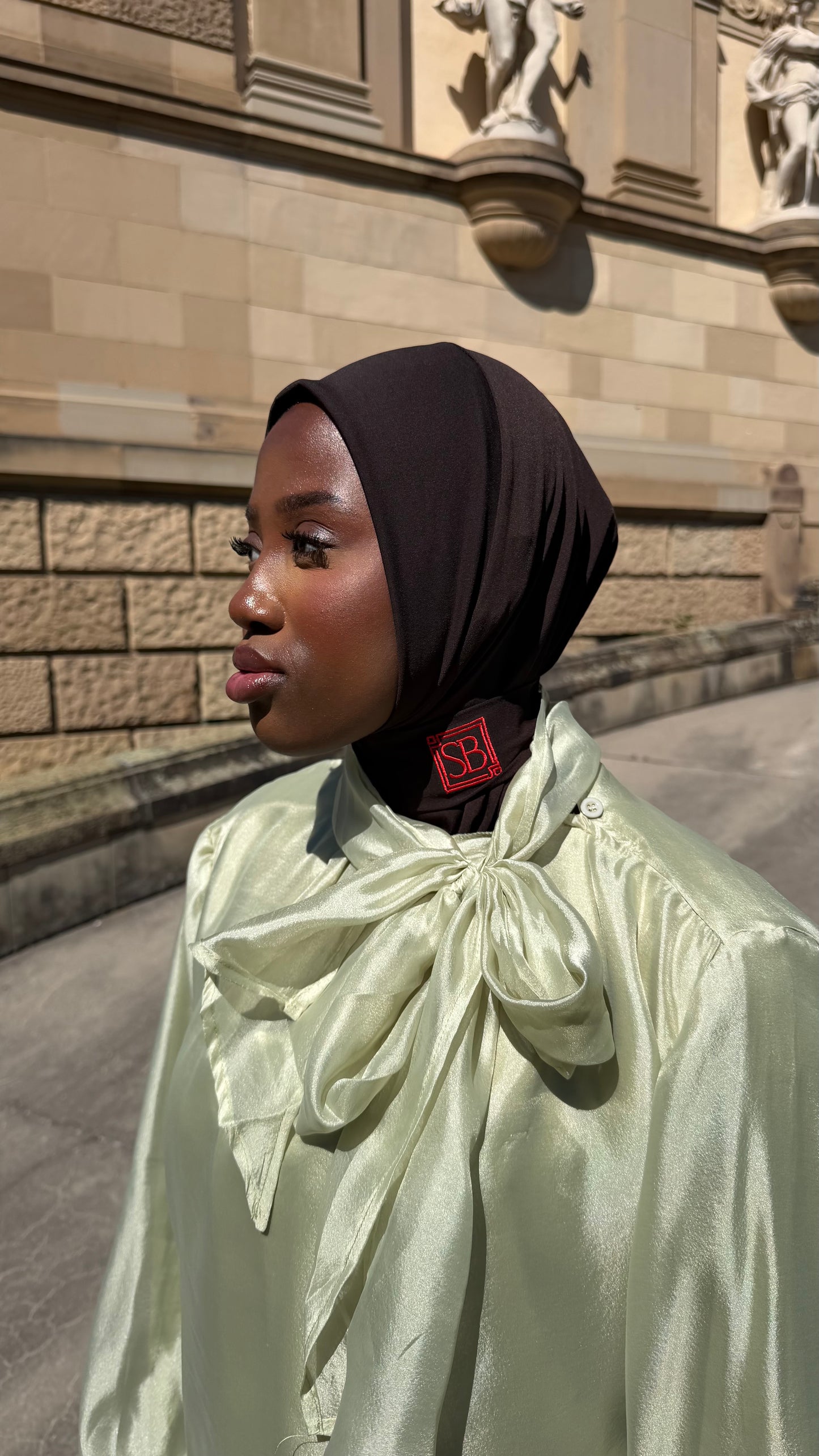 Instant Hijab Zartbitter mit rotem Logo