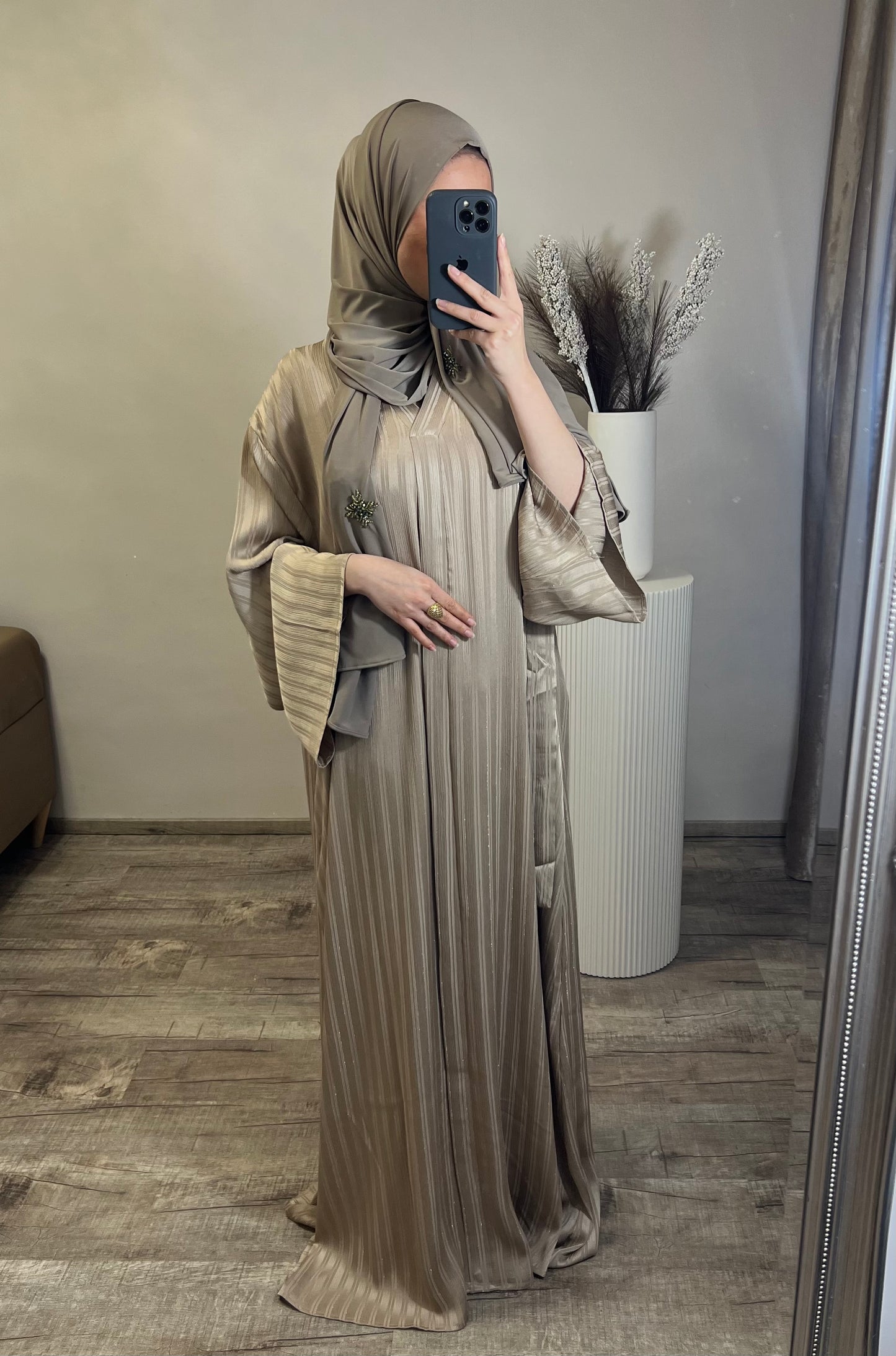 Abaya mit schimmernden Streifenmuster Beige