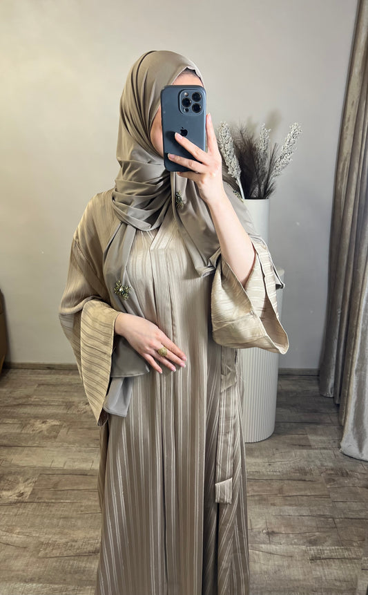 Abaya mit schimmernden Streifenmuster Beige